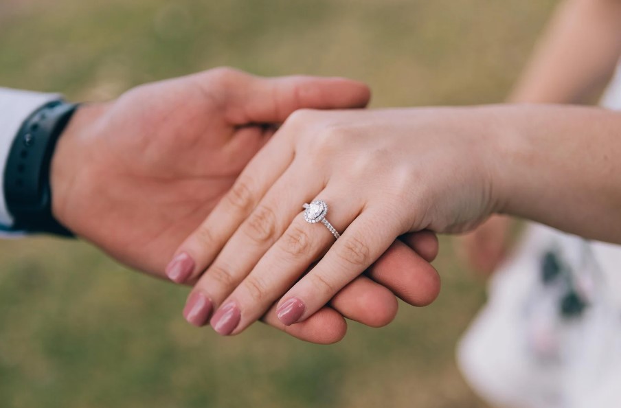 איך לבחור טבעת אירוסין